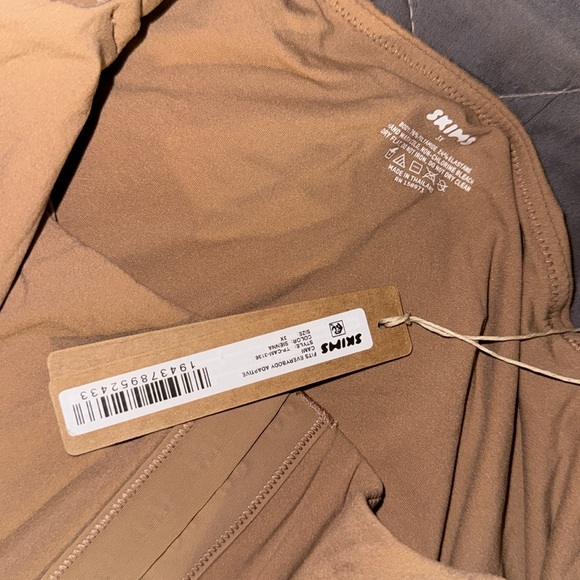 SKIMS FITS EVERYBODY ADAPTIVE CAMI TANK - Picture 3 of 4